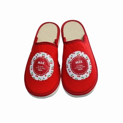 Chinelos vermelhos femininos com adesivo de texto para mães