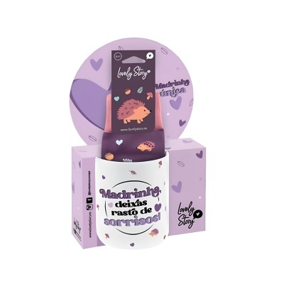 Conjunto de caneca branca e meias lilás com embalagem lilás com corações