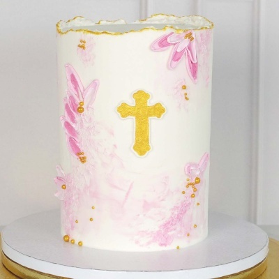 Bolo branco decorado com rosa e cruz dourada