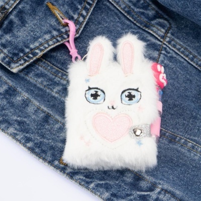 Capa peluda branca com coelho e coração rosa sobre ganga azul