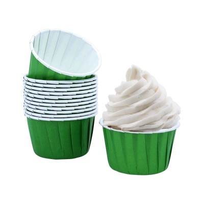 Formas para cupcakes verdes com glacê branco