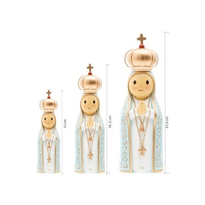 Três estatuetas religiosas da Virgem Maria em cerâmica com coroas douradas e colares de cruz