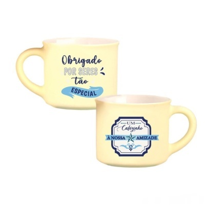 Duas canecas amarelas com mensagens em português e desenhos em azul.