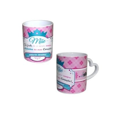 Duas canecas rosa e branco com padrão xadrez e mensagem para mãe, uma com pega em forma de coração