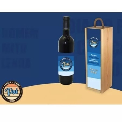 Garrafa de vinho e caixa de madeira com etiquetas azuis com texto 