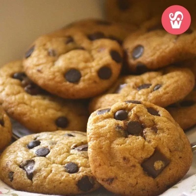 Biscoitos de chocolate com pedaços escuros amontoados