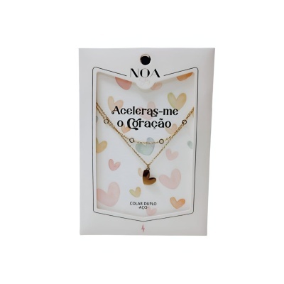 Colar duplo em aço dourado com pendente de coração na embalagem branca com corações e texto