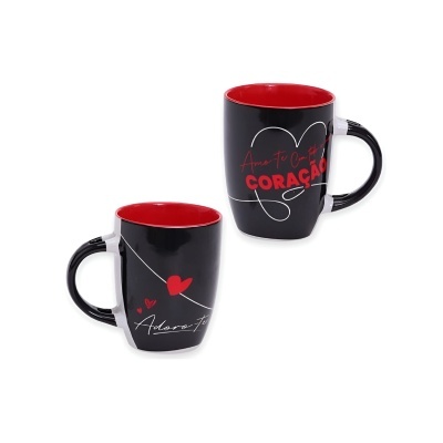 Duas canecas preto e vermelho com textos em português