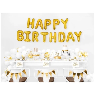 Decoração de festa de aniversário com balões dourados, brancos, bolos e banners dourados.
