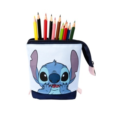 Estojo azul e branco com personagem Stitch e lápis coloridos