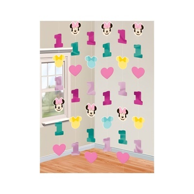 Decoração suspensa colorida para festa com recortes de feitio da Minnie, números 1 e corações, pendurada numa parede clara com janela