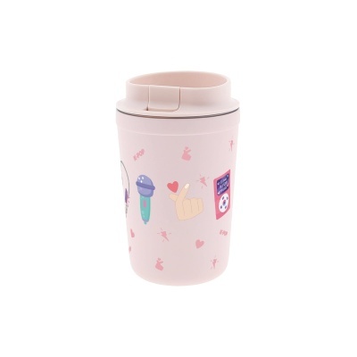 Copo reutilizável rosa com ilustrações e texto K-POP