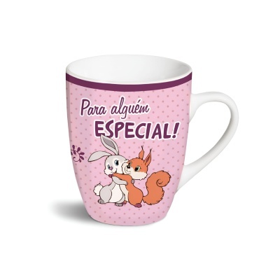 Caneca rosa com desenhos de coelho e esquilo e texto oficial