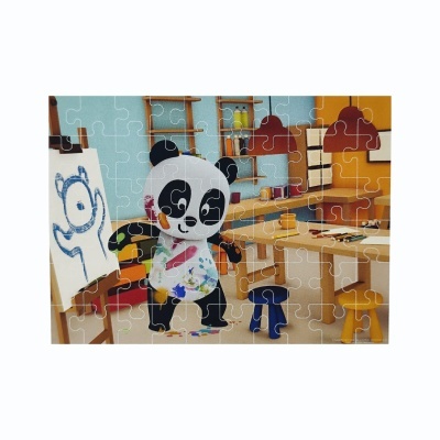Quebra-cabeças panda a pintar numa sala de aula colorida