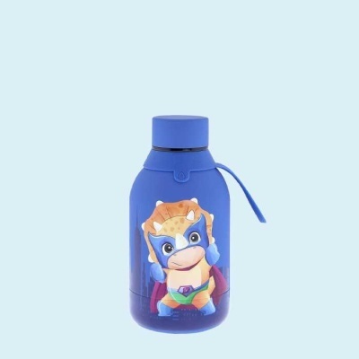 Garrafa azul com personagem de desenho animado de super-herói e animal amarelo.