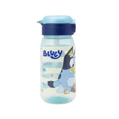 Garrafa de plástico transparente com estampa da personagem Bluey e tampa azul
