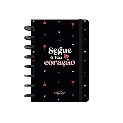 Caderno preto com corações vermelhos e texto 