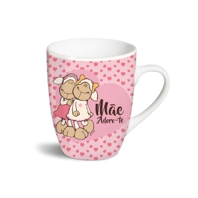 caneca branca com desenho de dois carneiros e texto 'Mãe Adoro-te' em fundo com corações cor-de-rosa