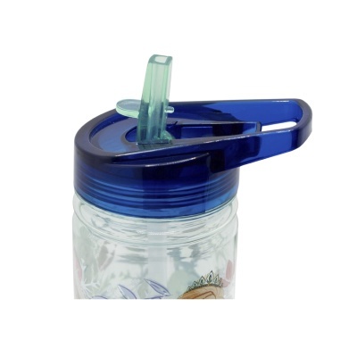 Garrafa de plástico com tampa azul e bico verde