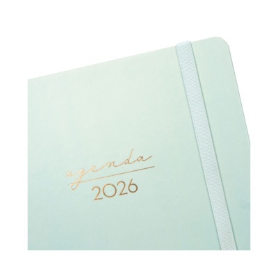 Agenda verde pastel com fecho elástico e texto dourado 'agenda 2026'