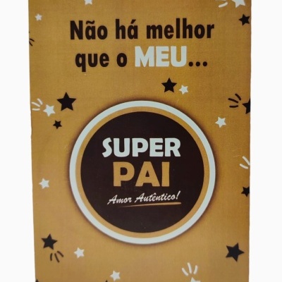 Caderno amarelo com texto 'Super Pai' e estrelas