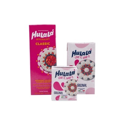 Embalagens de natas para bater Hulalá, uma rosa e duas brancas com texto e imagens de sobremesas com frutos vermelhos.