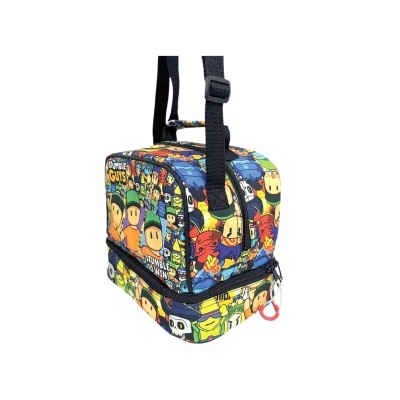 Mochila pequena com estampas coloridas de personagens de desenhos animados e alça preta