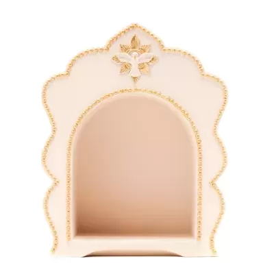 Nichos decorativos brancos com detalhes dourados e ornamento floral