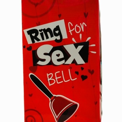 Embalagem vermelha com ilustração de sino e texto Ring for Sex Bell