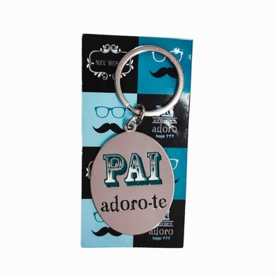 Porta-chaves metálico com texto Pai adoro-te e cartão azul e preto com bigode e óculos