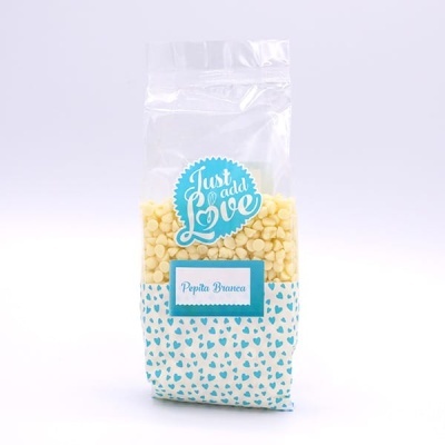 Pacote plástico com pepitas brancas de chocolate e texto Just add Love