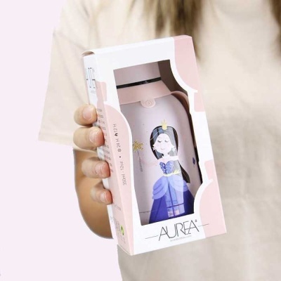 Garrafa de água rosa com ilustração de princesa dentro de embalagem branca e rosa AUREA