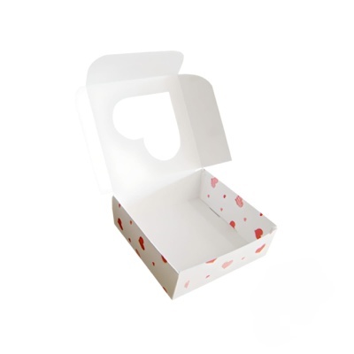 Caixa de papel branco com padrão de corações vermelhos e rosa e recorte em formato de coração na tampa