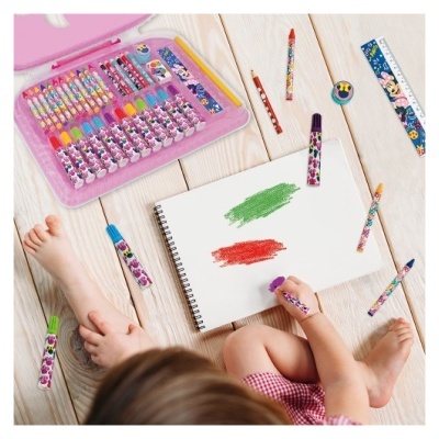Conjunto de material de desenho infantil colorido com criança a desenhar no chão.