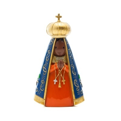 Estatueta decorativa de Nossa Senhora com coroa dourada e mantos azul e vermelho