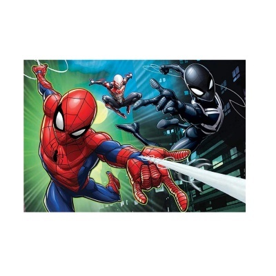 Ilustração de três super-heróis com fatos coloridos e fundo urbano iluminado.