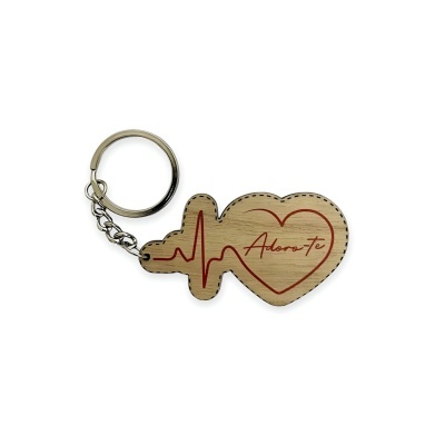 Porta-chaves oval em madeira com corrente metálica e gravura vermelha de linha de pulsação e coração com texto