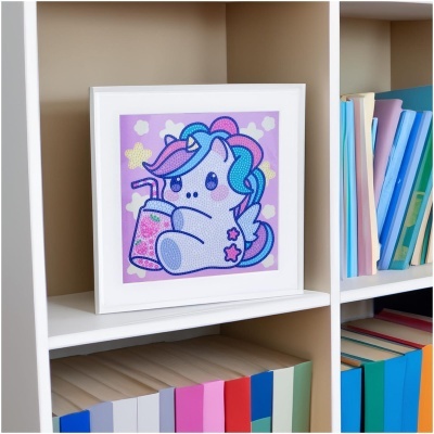 Moldura branca com ilustração de unicórnio colorido numa estante branca com livros coloridos