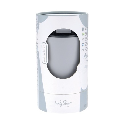 Frasco cinza com tampa preta em embalagem branca e cinza