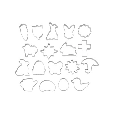 Moldes metálicos para bolachas em várias formas sobre fundo branco