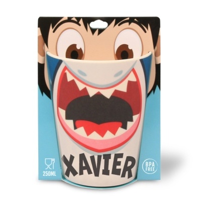 Copo infantil com estampa de boca de monstro e nome 'XAVIER'