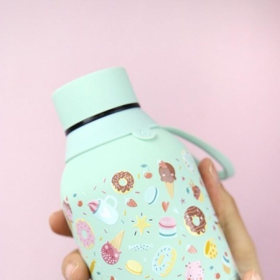 Garrafa térmica verde água com desenhos de doces coloridos