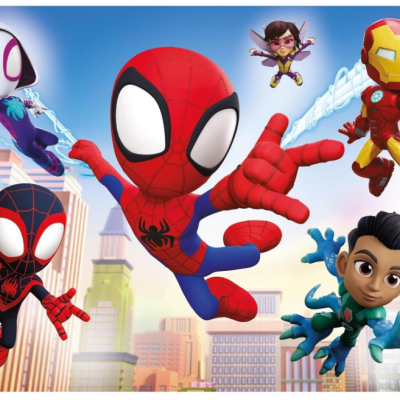 Personagens de desenho animado Spider-Man em pose de voo em cidade