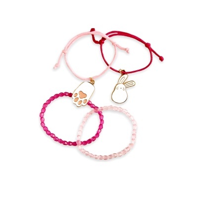 Conjunto de quatro pulseiras em tons de rosa e vermelho com pendentes de pata e coelho