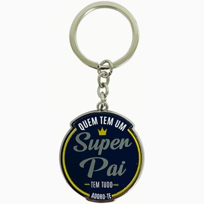 Porta-chaves redondo azul escuro com texto em branco e amarelo sobre homenagem a pai