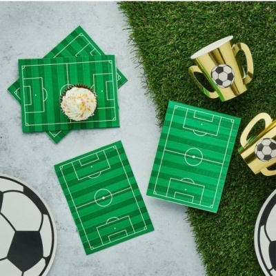 Guardanapos e placas com campo de futebol, troféus dourados, prato, cupcake, relva artificial