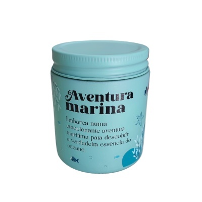 Frasco azul claro com tampa e texto 'Aventura marina' e decoração marinha