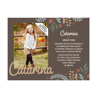 Cartão decorativo com foto de menina loira vestindo camisola branca e saia castanha, com texto em português sobre características
