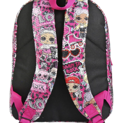 Mochila infantil com alças estampadas em padrão colorido com personagens e texto.