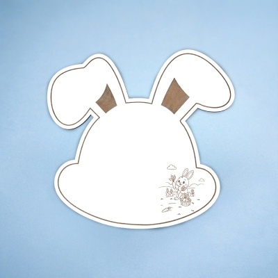 Figura de papel em forma de coelho com ilustração de coelho a colher cenouras